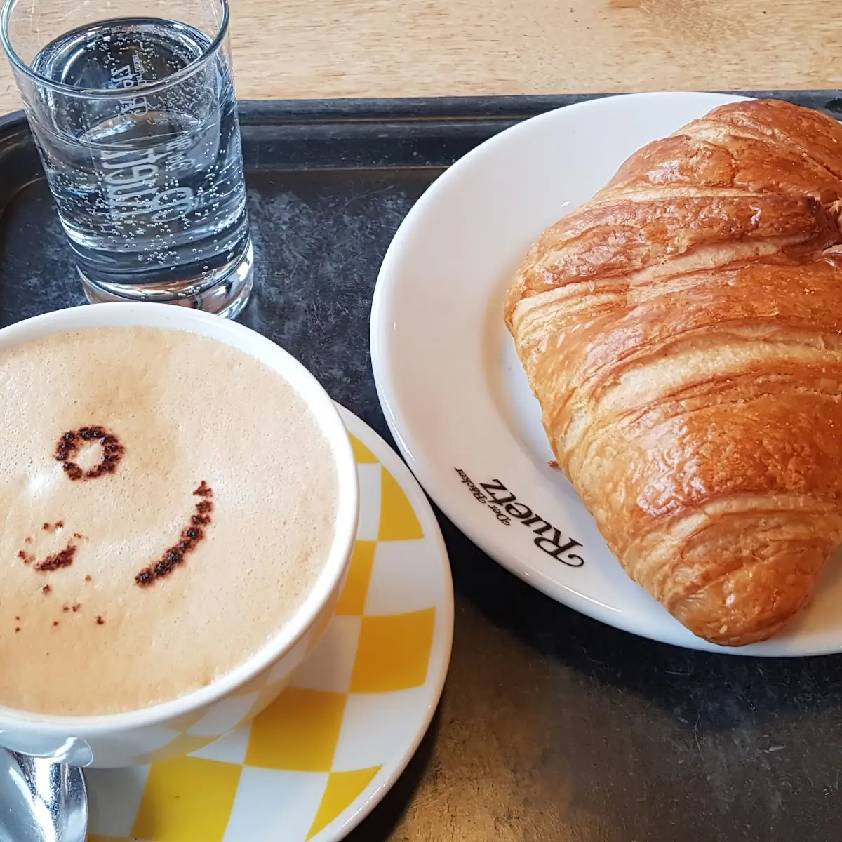 Großer Cappuccino Croissant