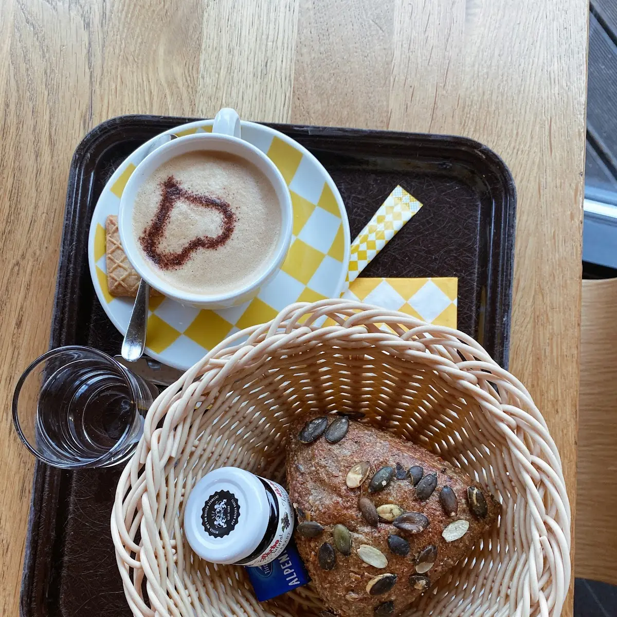Kleines Frühstück Kaffee Gebäck Marmelade Butter