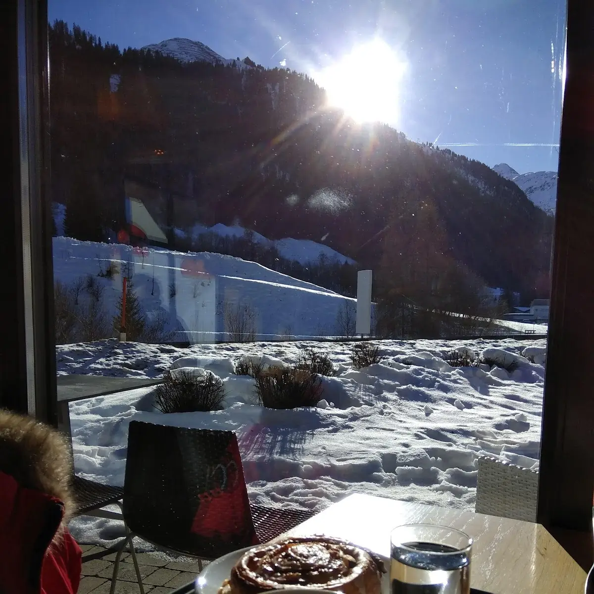 Süßes Frühstück Mit Cappuccino Und Nussschnecke
