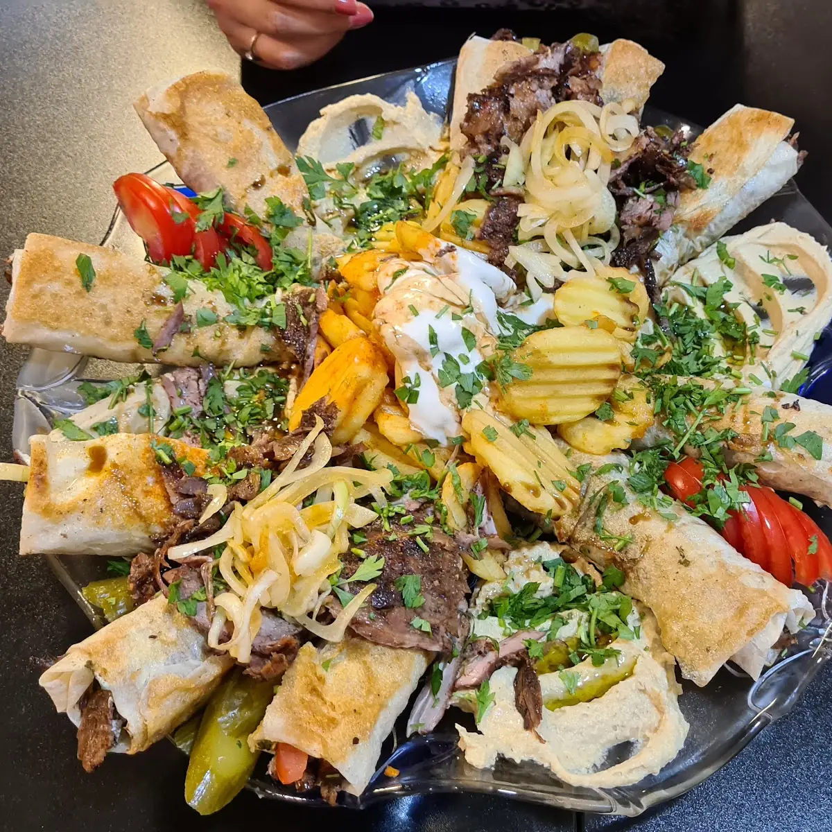 Kleine Lammshawarmas Mit Hummus M'tabal Goldenen Kartoffelscheiben Und Joghurt-thania-soße