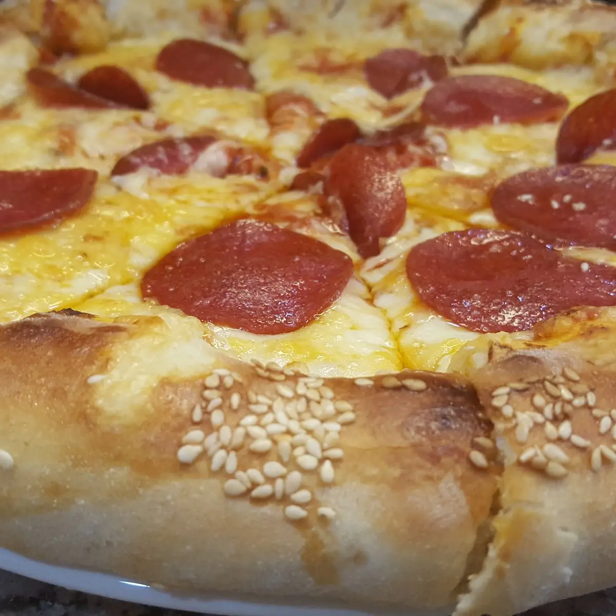 Slami Pizza Mit Käse Am Rand