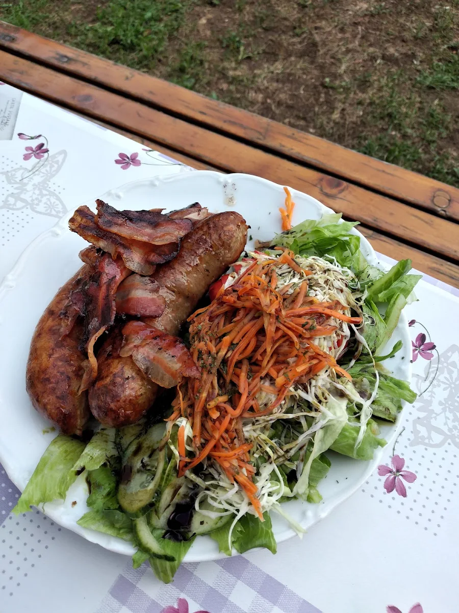 Erdäpfelwurst Mit Salat