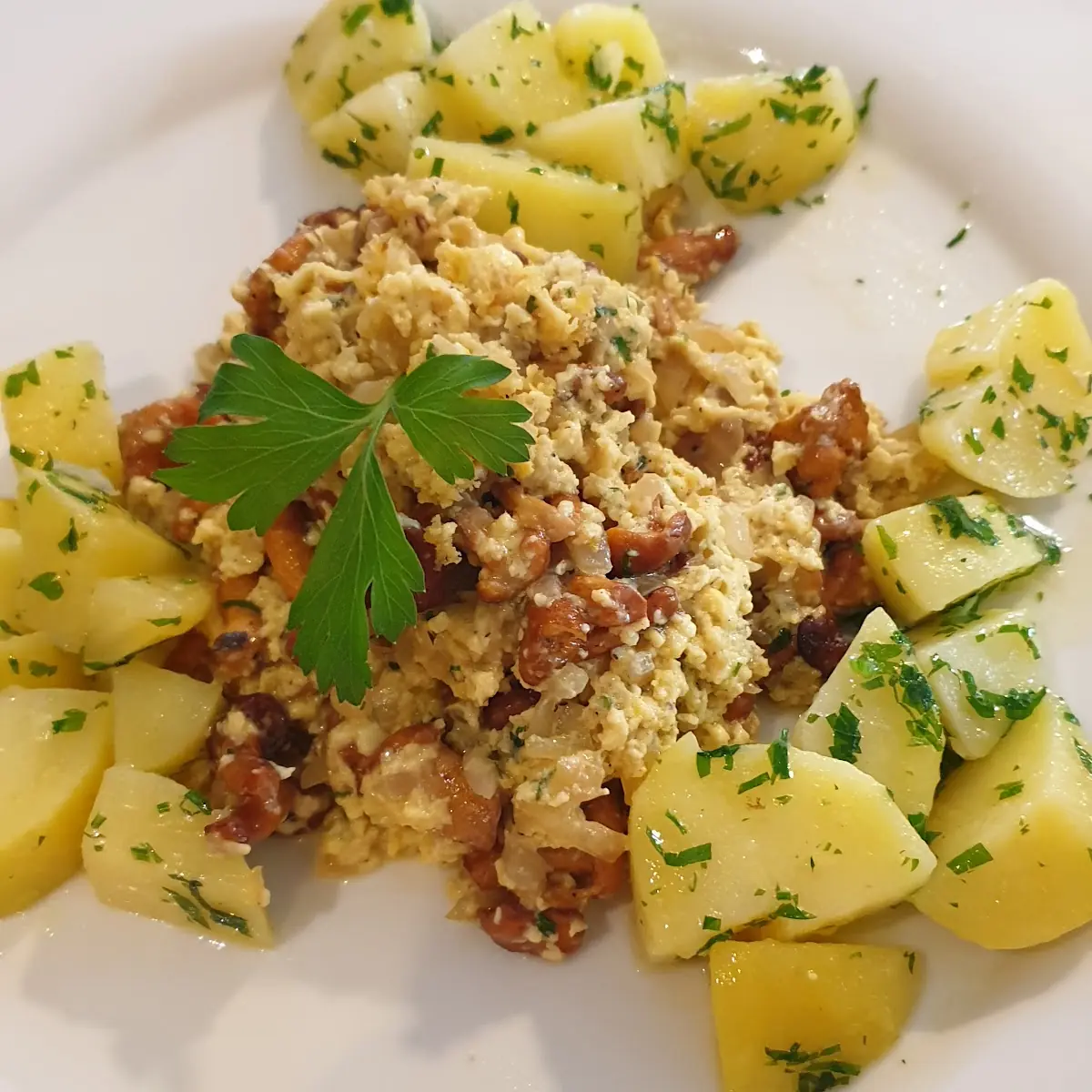 Geröstete Eierschwammerl Mit Petersilerdäpfel