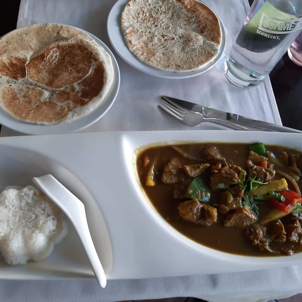 Indisches Lammcurry Mit Reis Und Fladenbrot