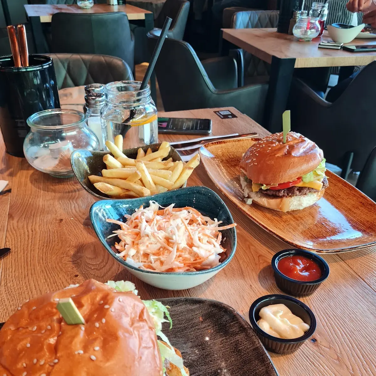 Cheeseburger Mit Süssen Krautsalat