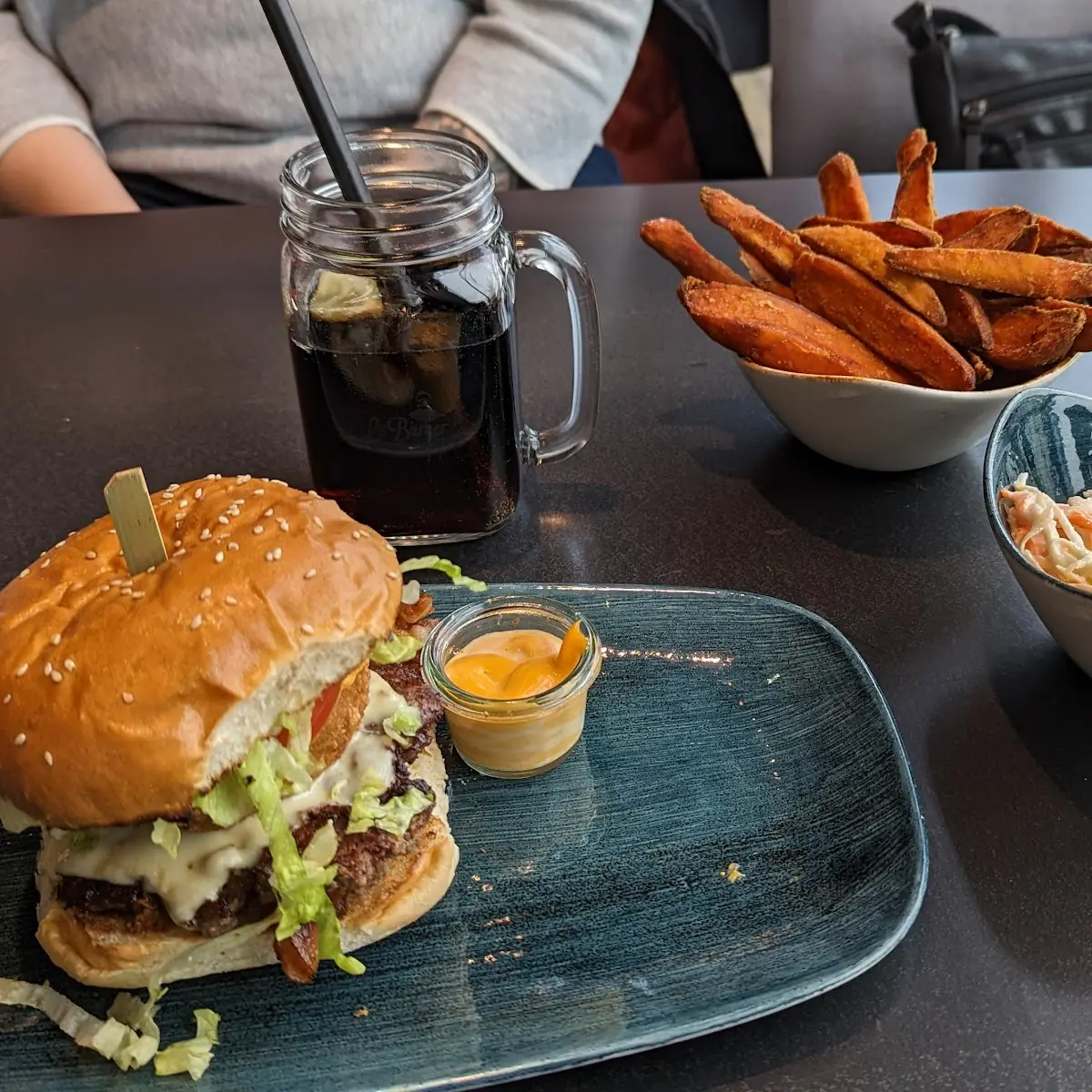 Texas Burger Mit Süßkartoffel Pommes Und Coleslow Plus Zwiebelringen