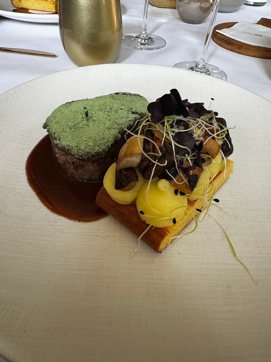 Filetsteak Mit Kräuterkruste Und Kartofelschnitte