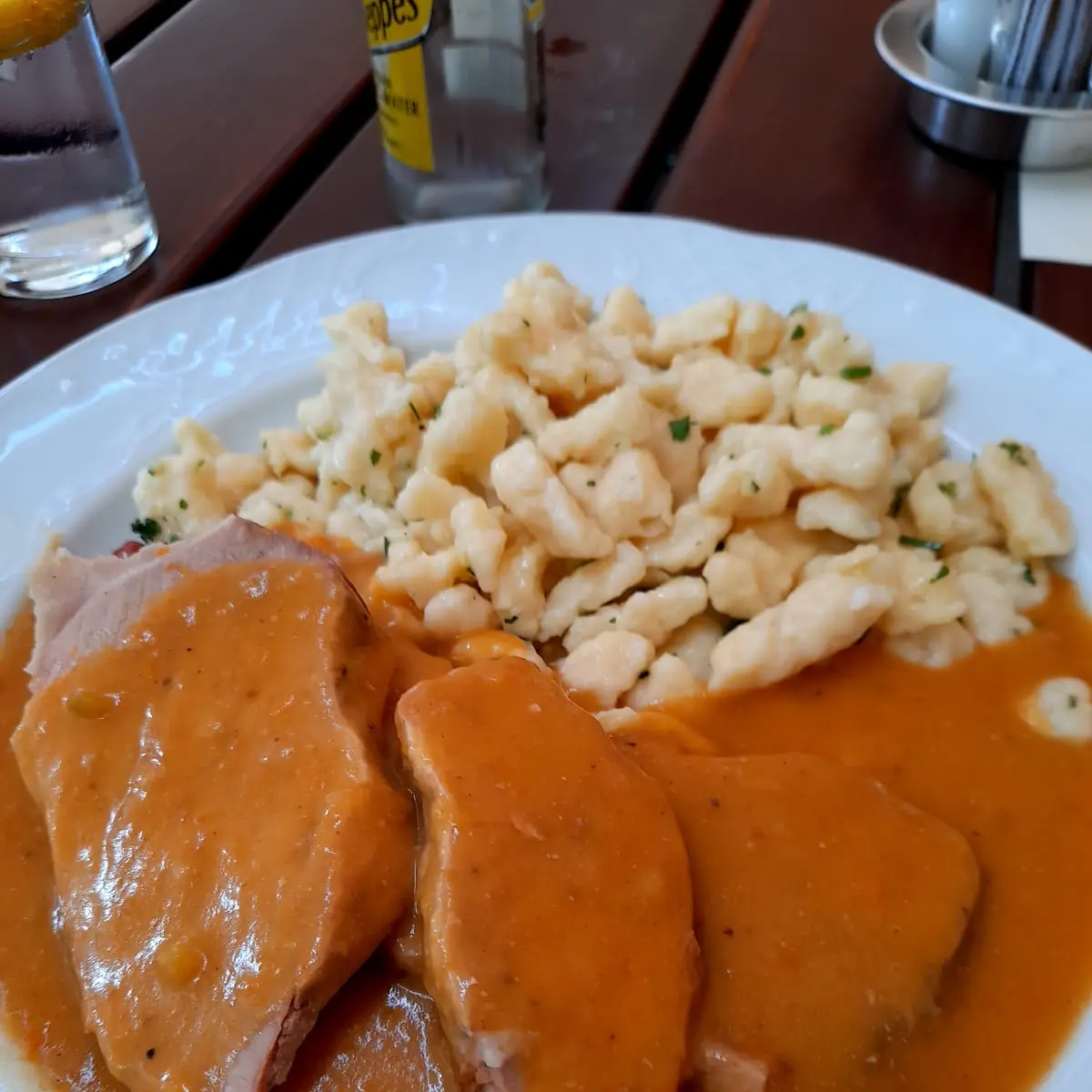 Geschmorte Schweinsschulter In Wurzelrahmsauce & Butternockerl