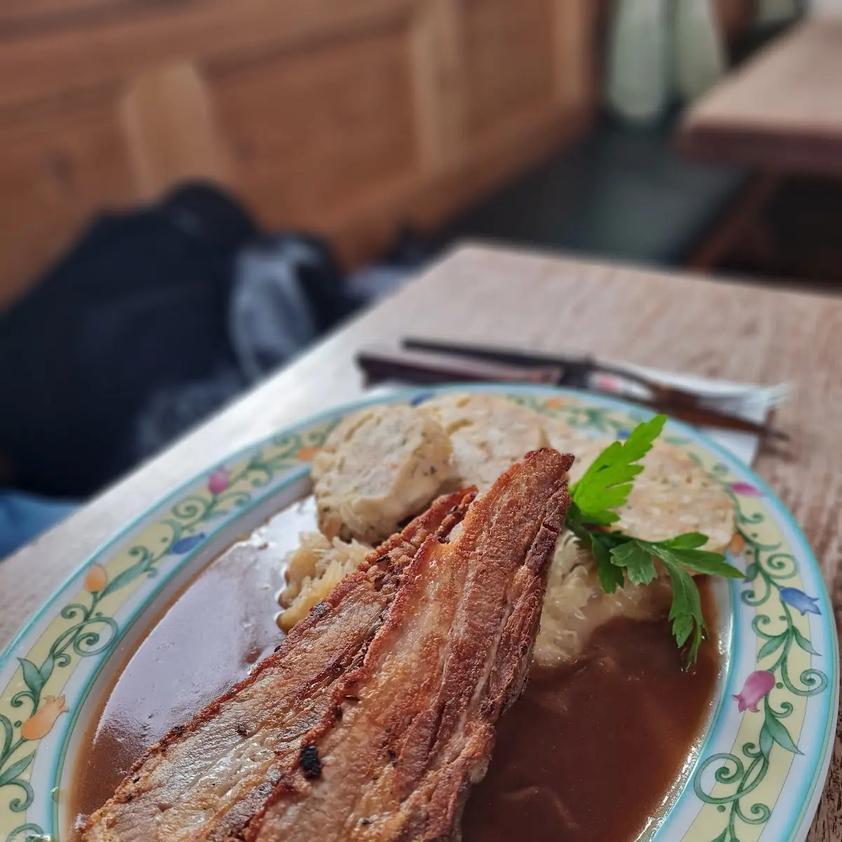 Krustenbraten Mit Sauerkraut Und Serviettenknödel