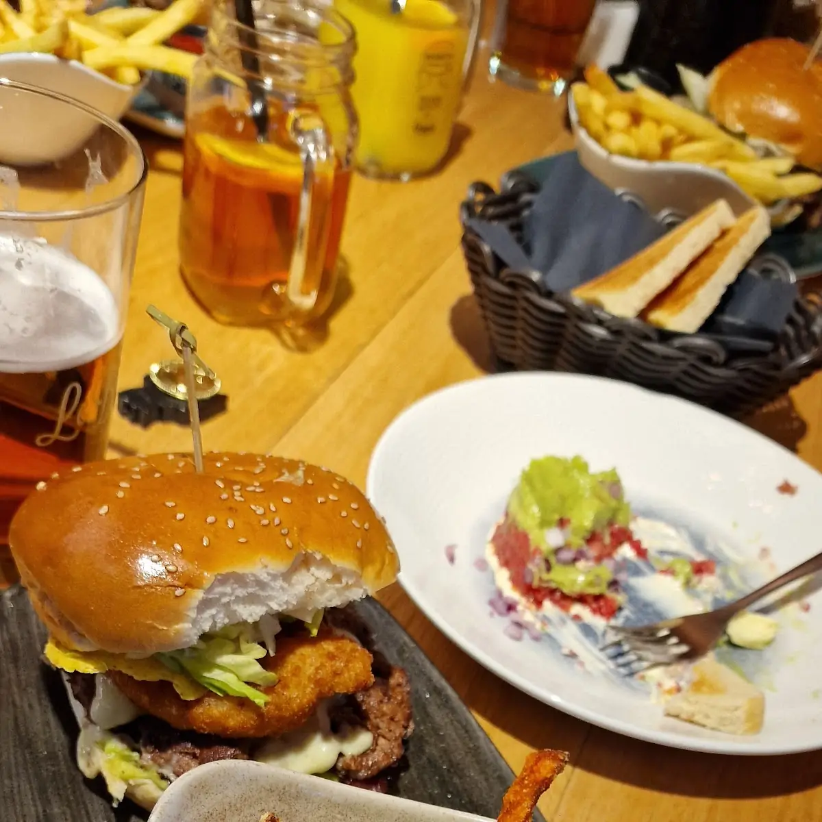 Coleslaw Burger Mit Süßkartoffel Pommes