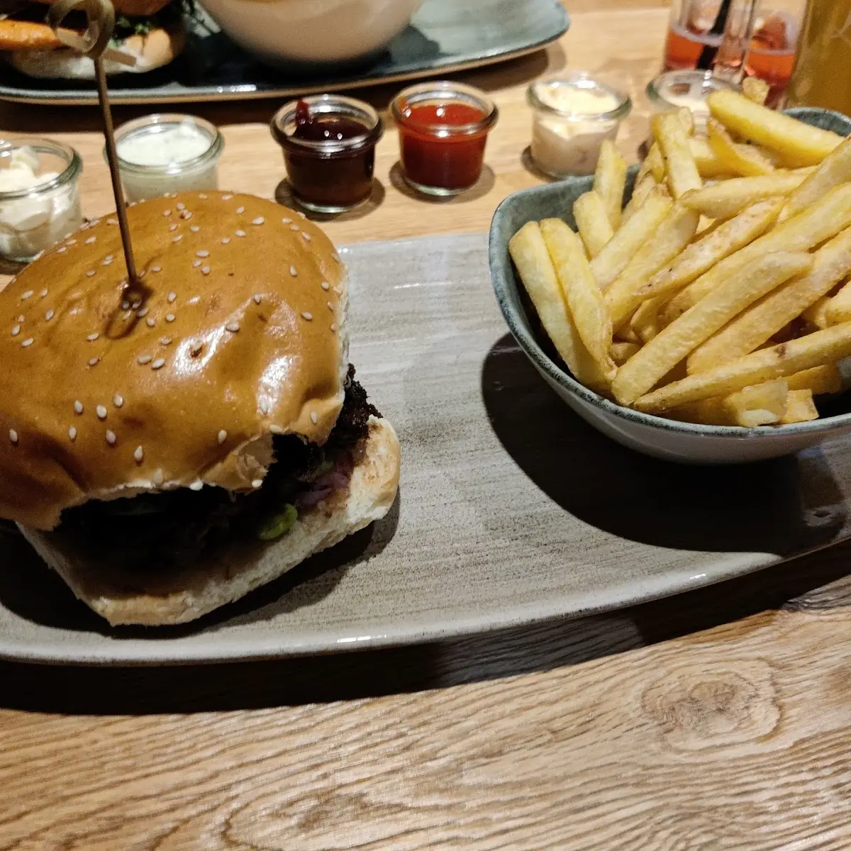 Eigenkreationsburger Mit Pommes Zwiebelringen Und Saucen