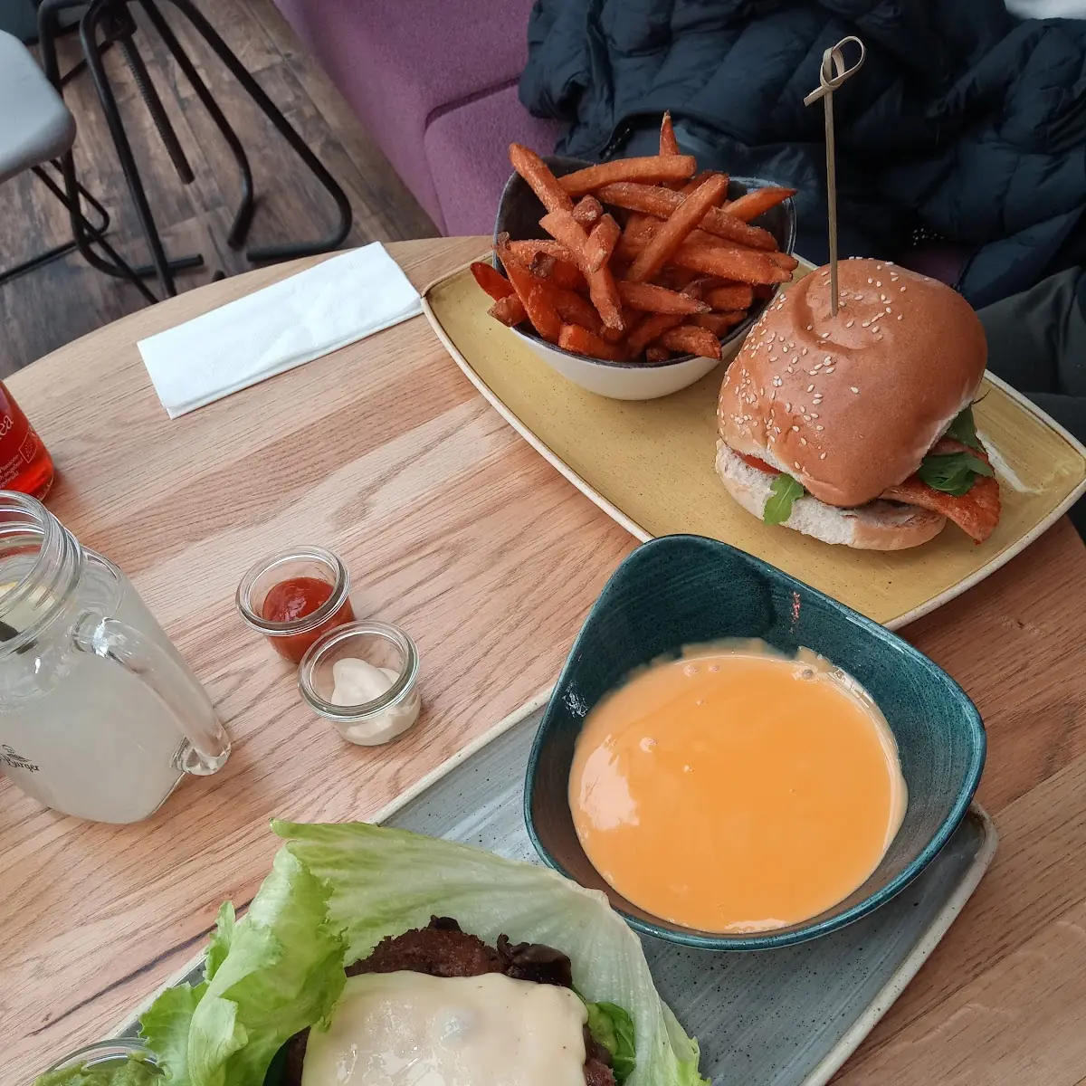 Low Carb Burger Mit Käsesauce