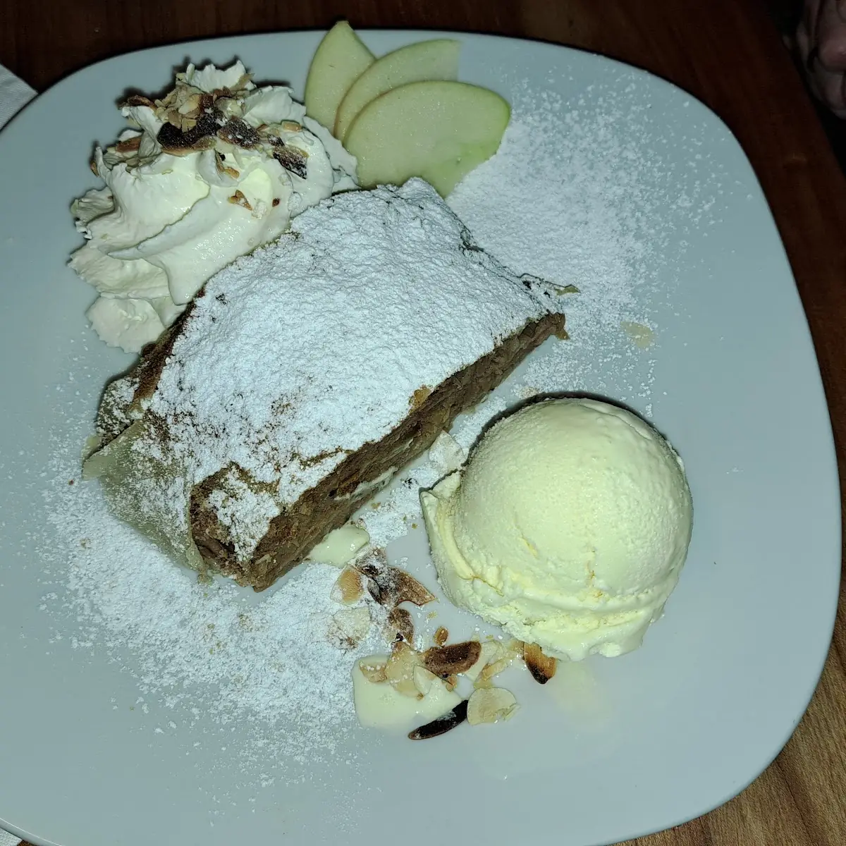 Gezogener Apfelstrudel Mit Vanilleeis Und Schlagobers