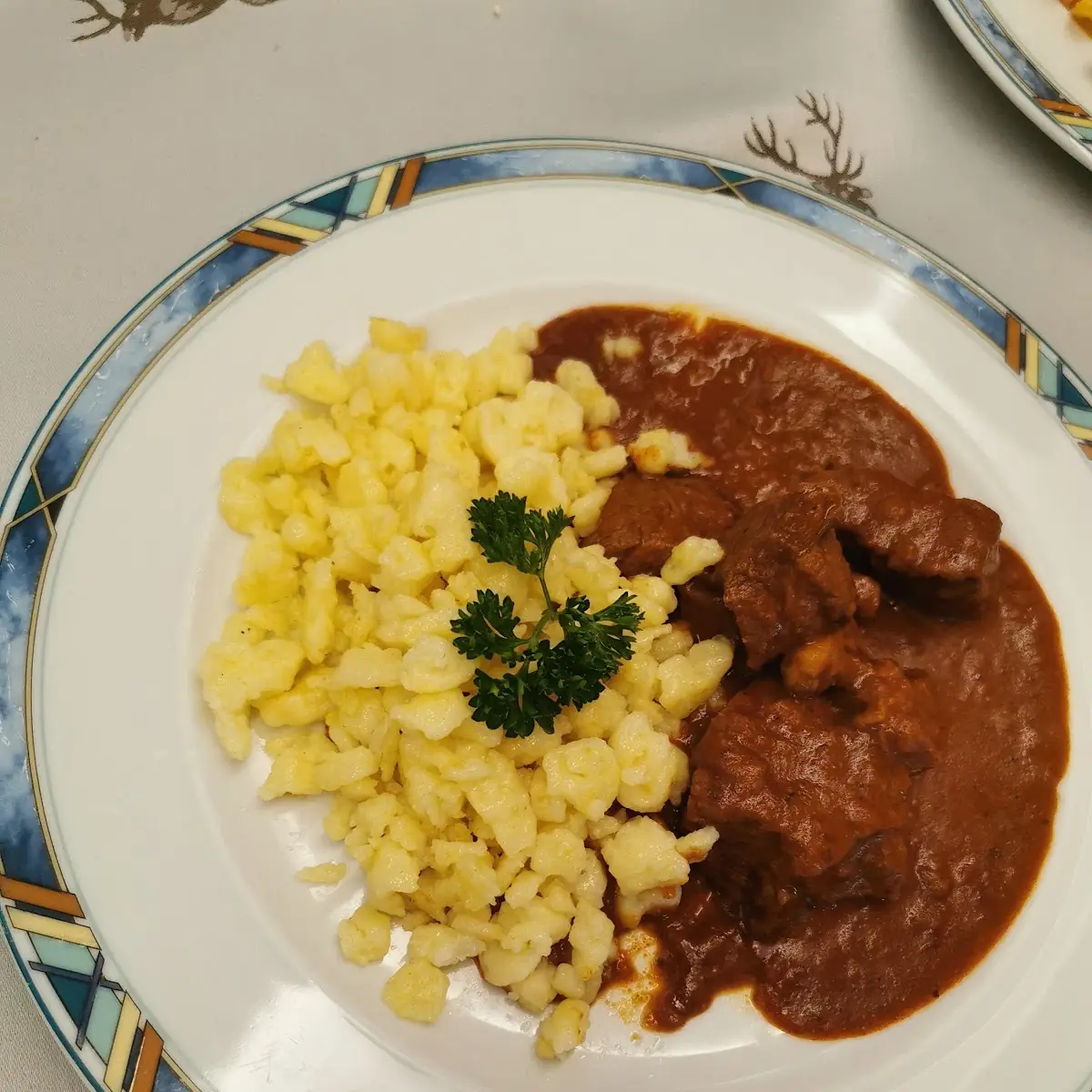 Gulasch Mit Spätzle Und Einem Grünen Salat