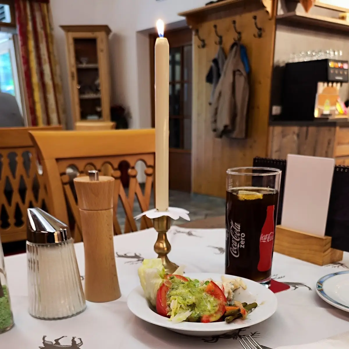 Jägerschnitzel Mit Salat Vom Buffet
