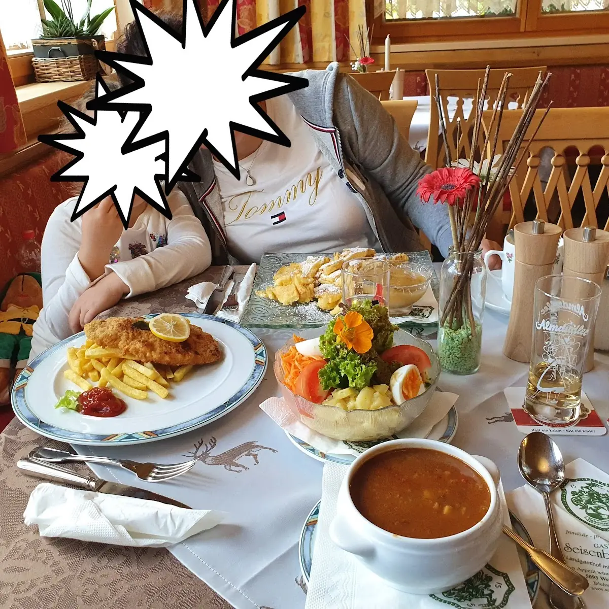 Wiener Schnitzel Mit Pommes Gulaschsuppe Gem Salat Und Kaiserschmarrn