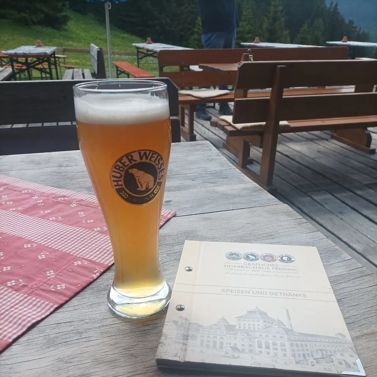 Großer Salat Mit Hefeweizen Alkoholfrei