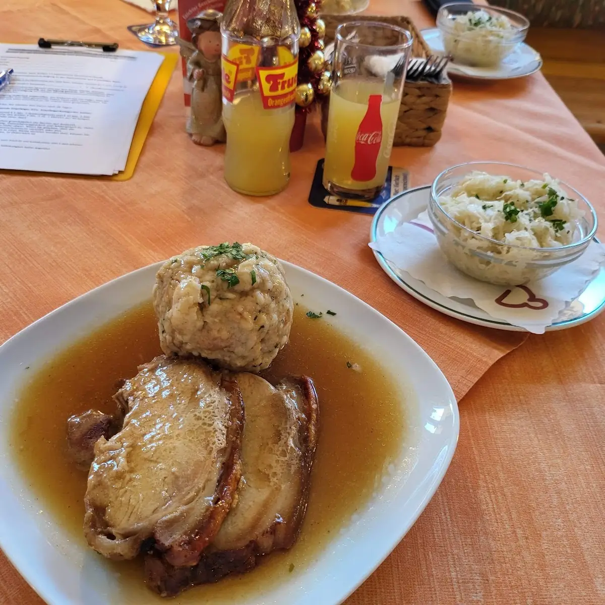 Jungschweinsbraten Mit Knödel Und Krautsalat