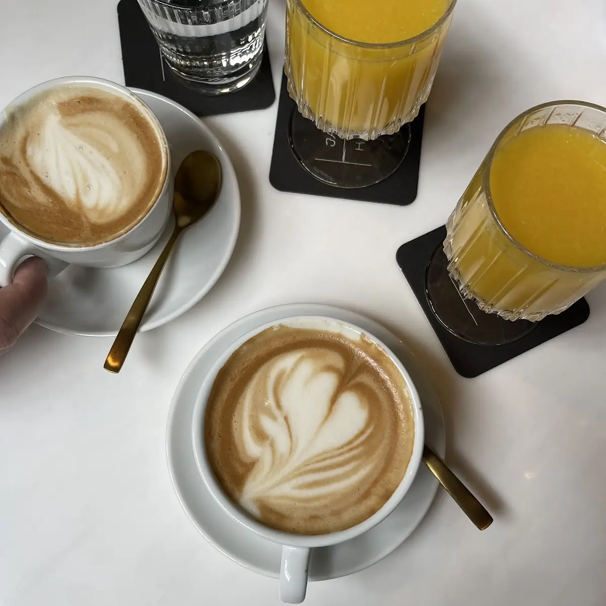 Frisch Gepresster Orangensaft Flat White Cappuccino Mit Hafermilch
