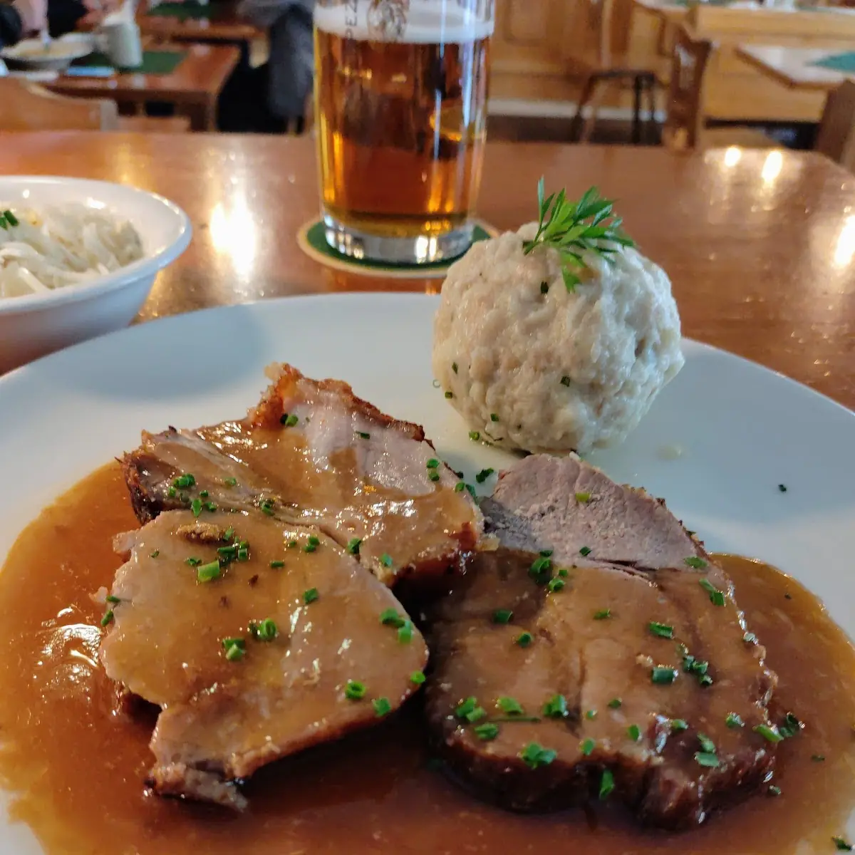 Ofenfrischer Schweinsbraten Mit Semmelknödel
