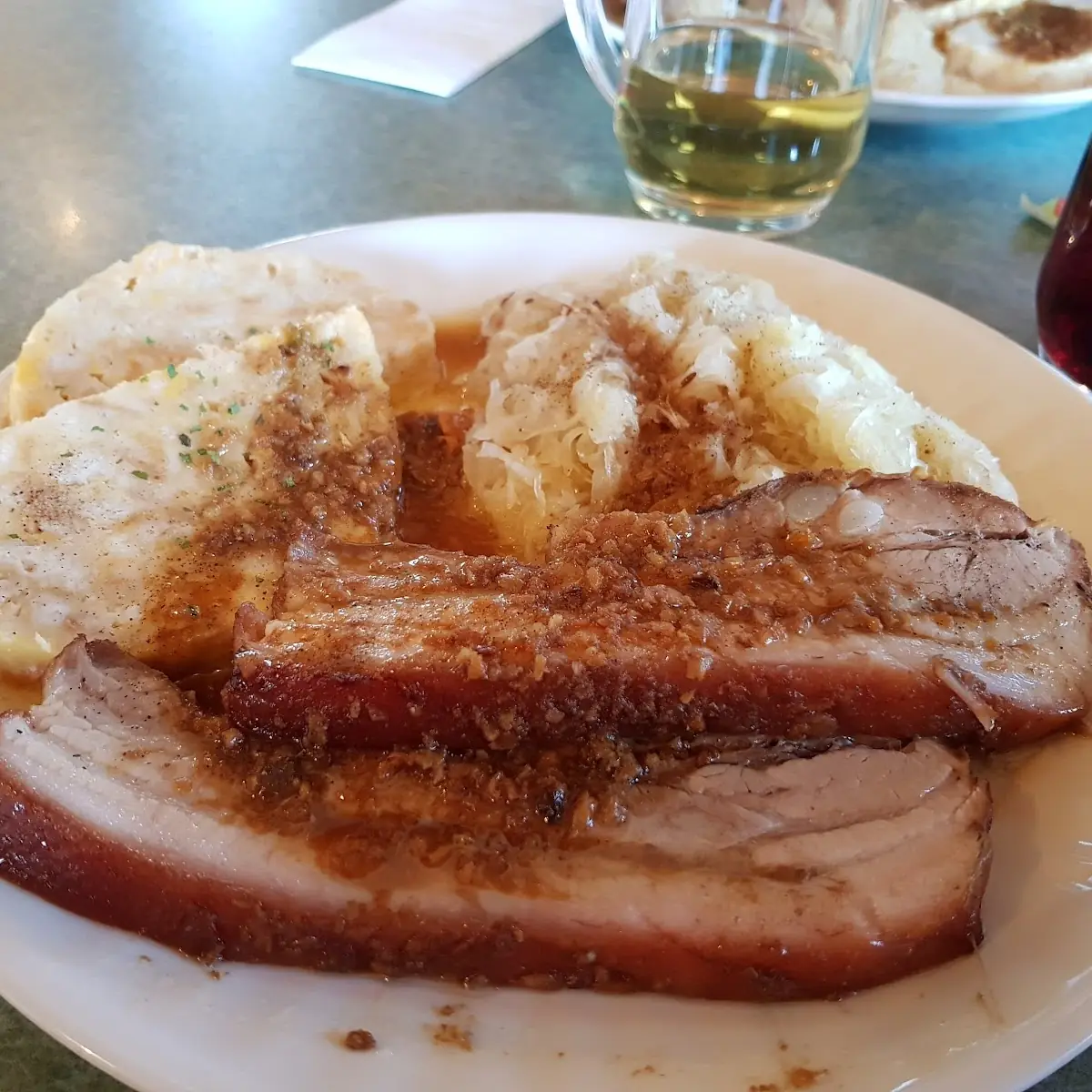 Bauchfleisch Mit Knödel Und Sauerkraut