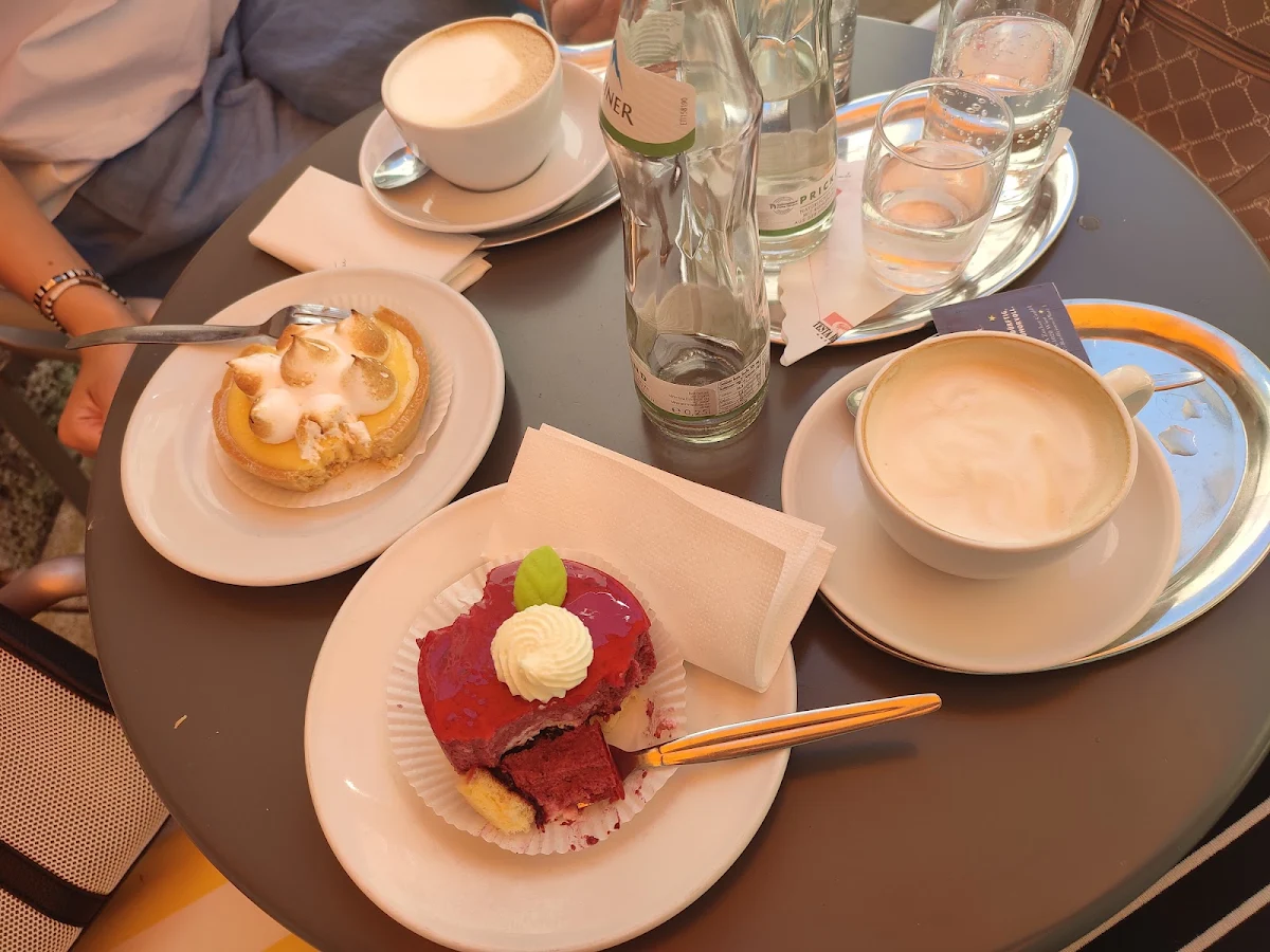 Cappuccino Und Beeren Mousse Dessert