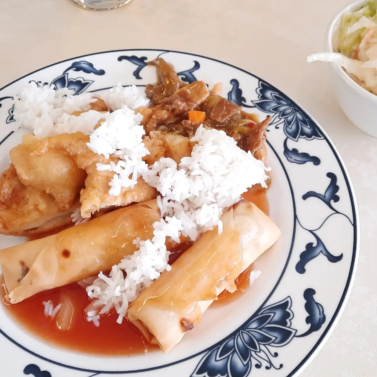 Frühlingsrolle Und Hühnerfleisch
