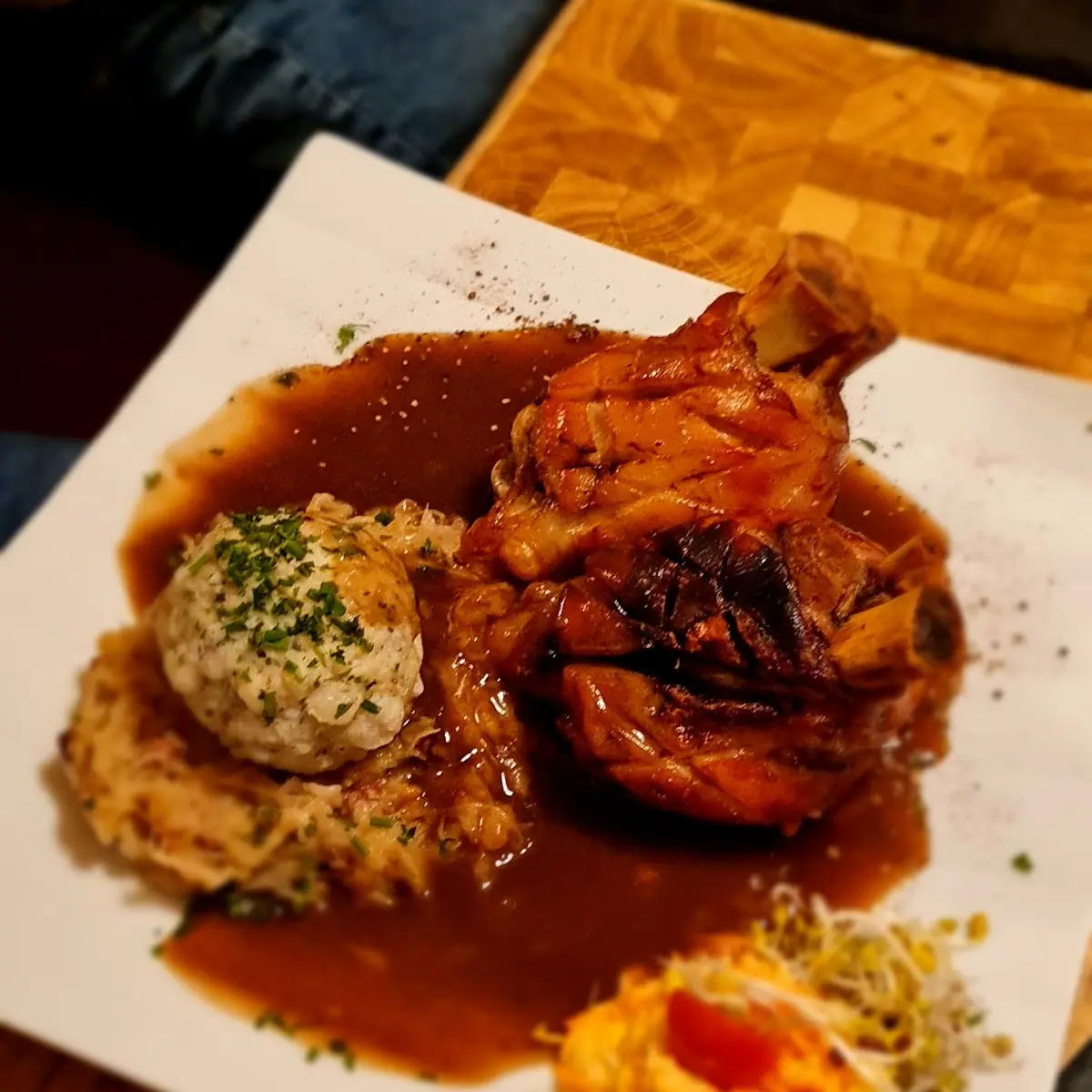 Jarret de Cochon de Lait Croustillant Avec Boulette