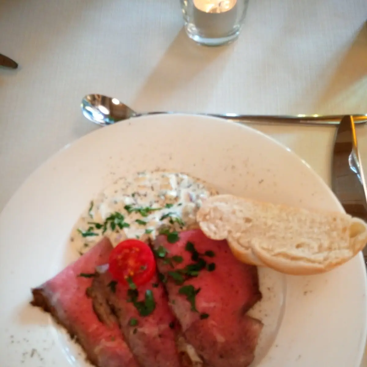 Rostbeaf Mit Soße Tatar Und Brot