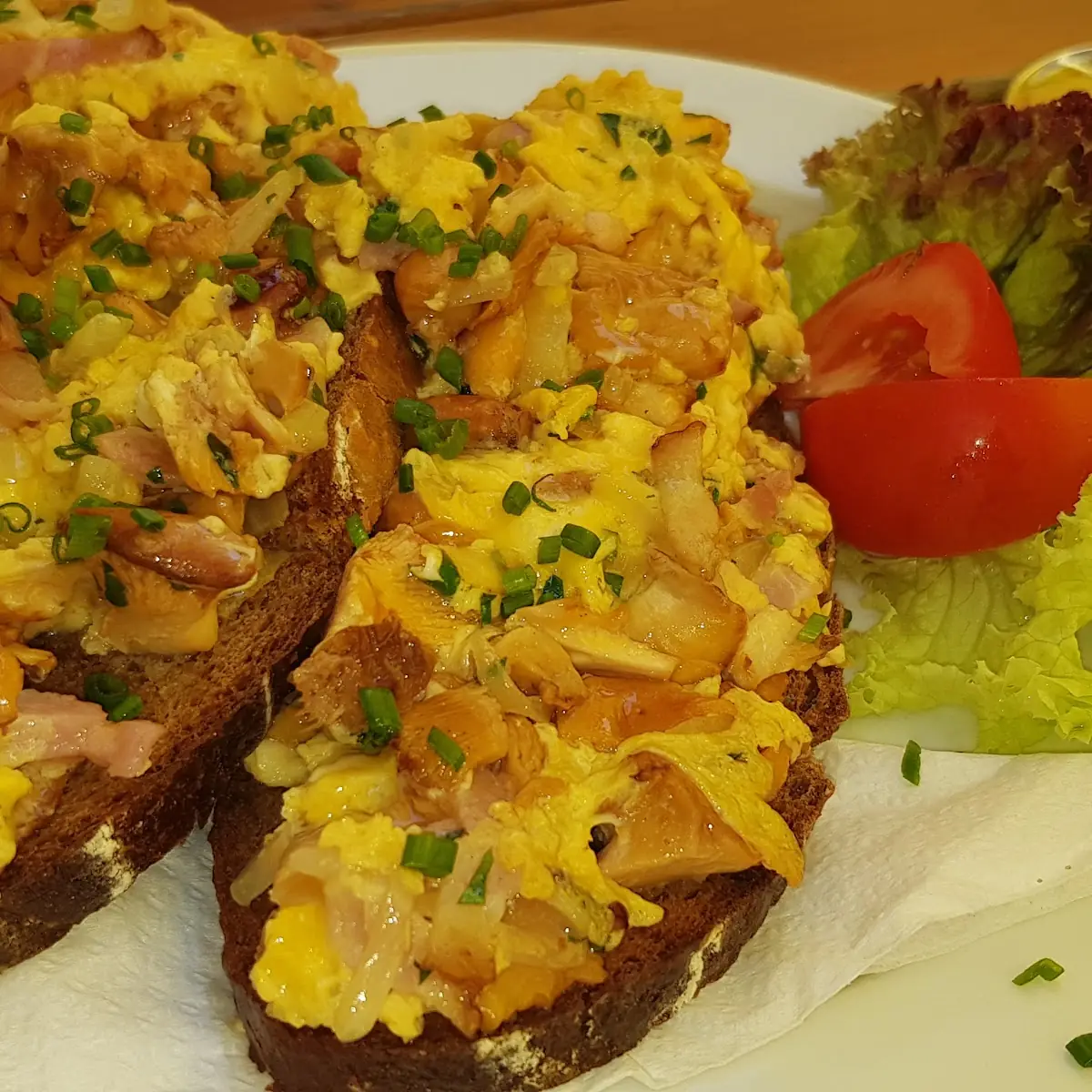 Geröstete Eierschwammerl Auf Getoastetem Schwarzbrot