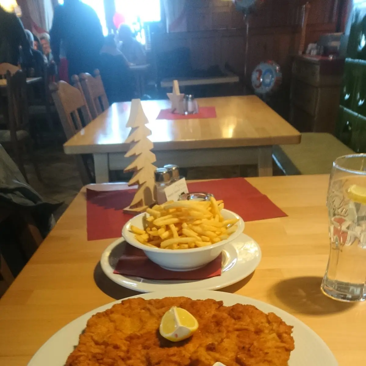 Wiener Schnitzel Mit Portion Pommes Frites