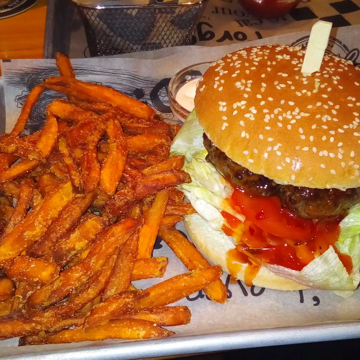 Spezial Burger Mit Süßkartoffel Wedges