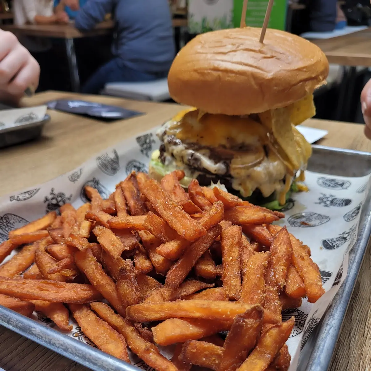 Texas Burger Mit Süßkartoffelpommes