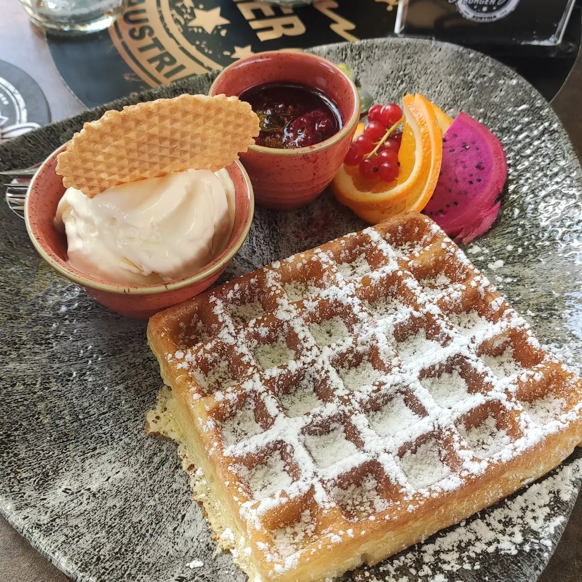 Waffeln Mit Vanilleeis Und Beerenragout