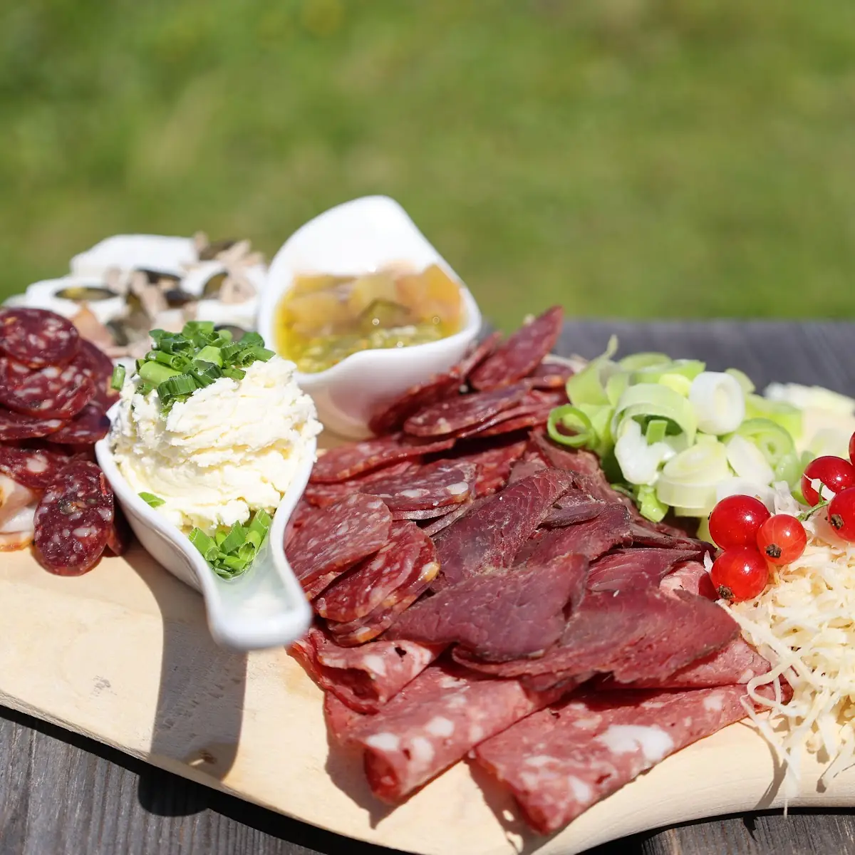 Brettljause Mit Frischem Bauernbrot Serviert