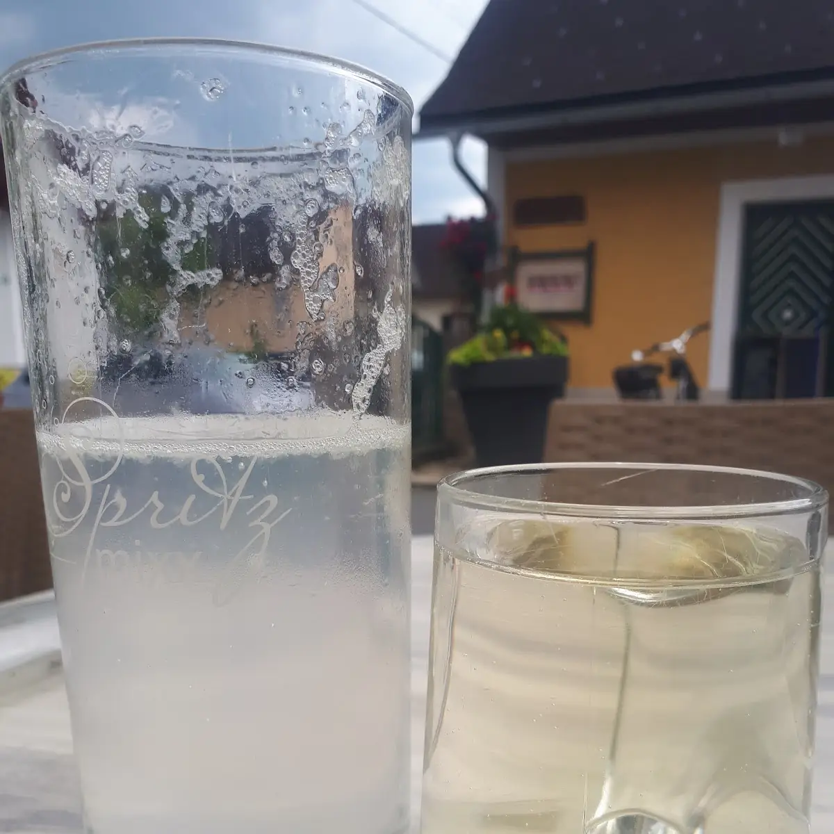 Mineralwasser Mit Zitrone Und Ein Spritzen