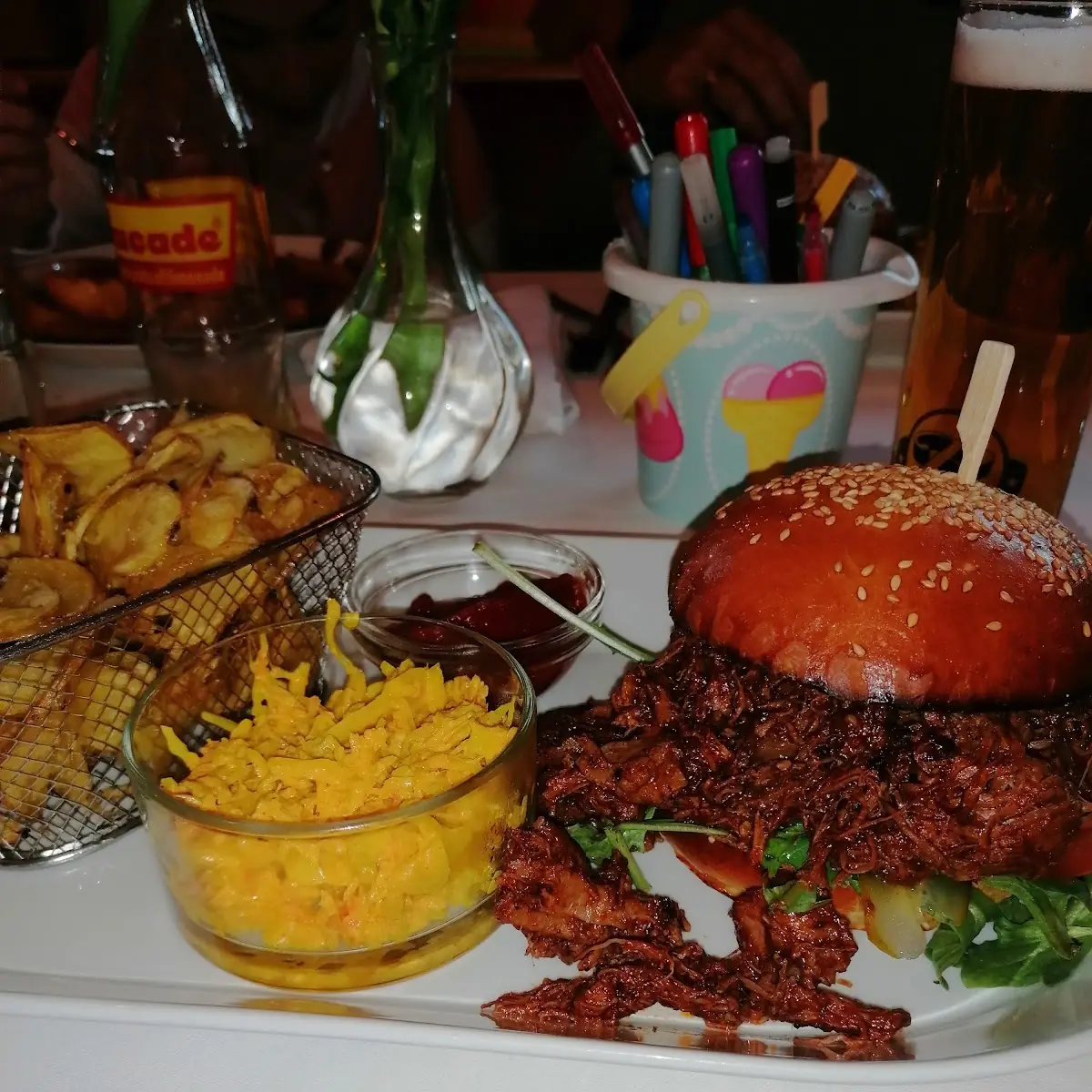 Burger Mit Bio Rindfleisch Sowie Selbstgemachte Chips