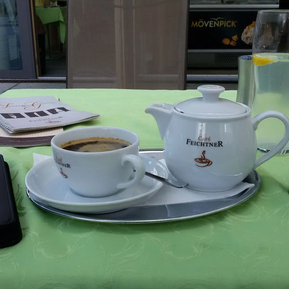 Eine Kanne Kaffee Und Soda-zitron