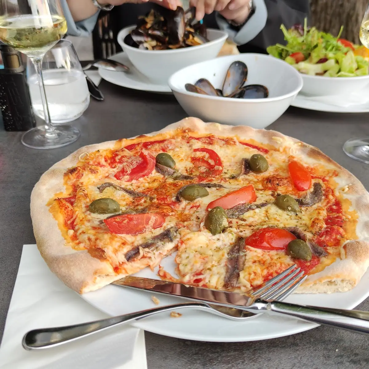 Pizza Siciliana Und Dahinter Miesmuscheln