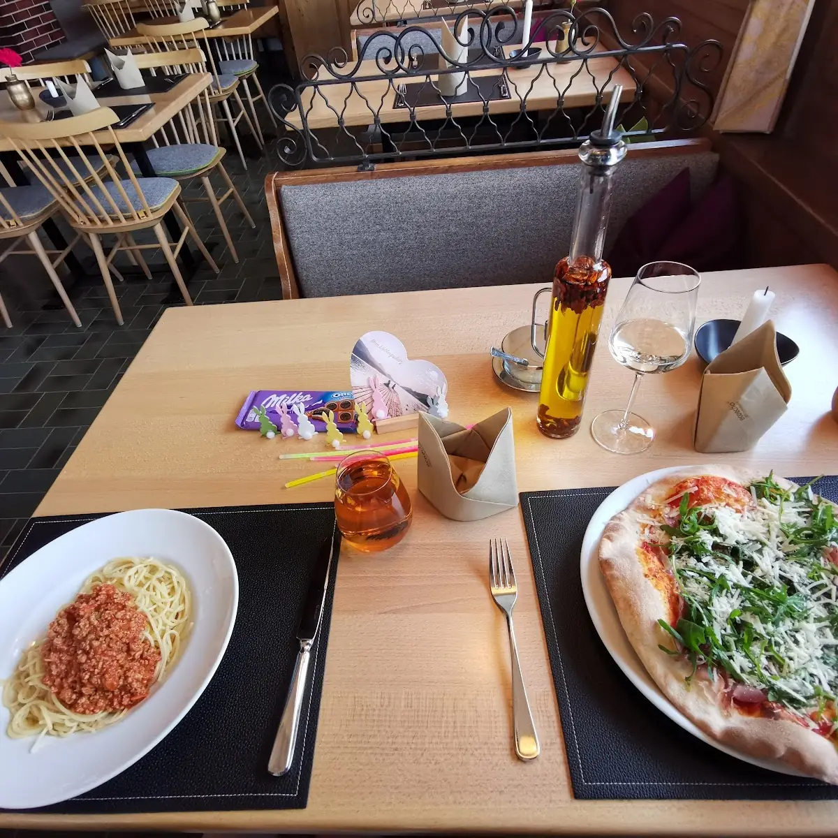Spagetti Bolognese Und Pizza Rucola