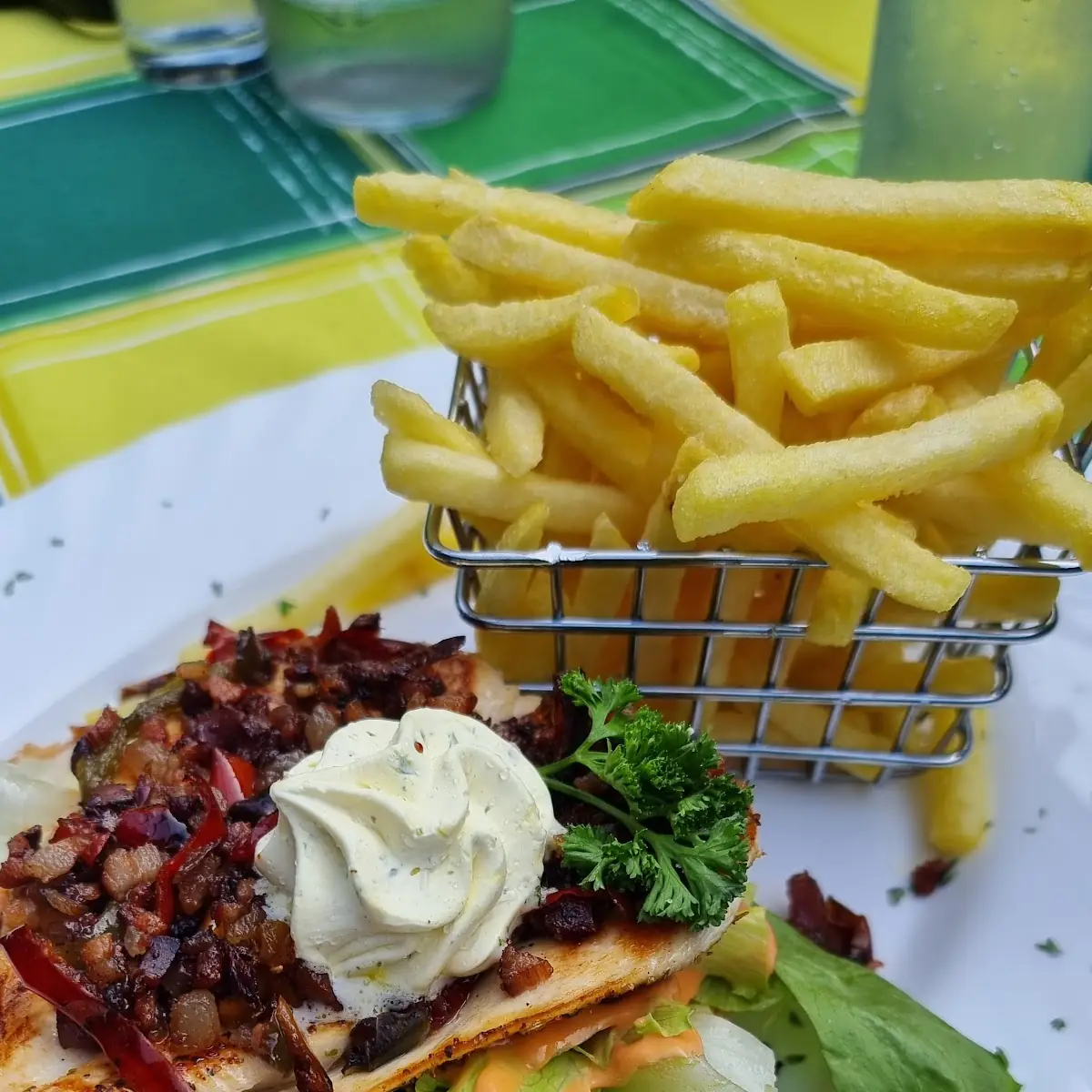 Haustoast Mit Gebratenem Hühnerfilet Und Pommes Frites