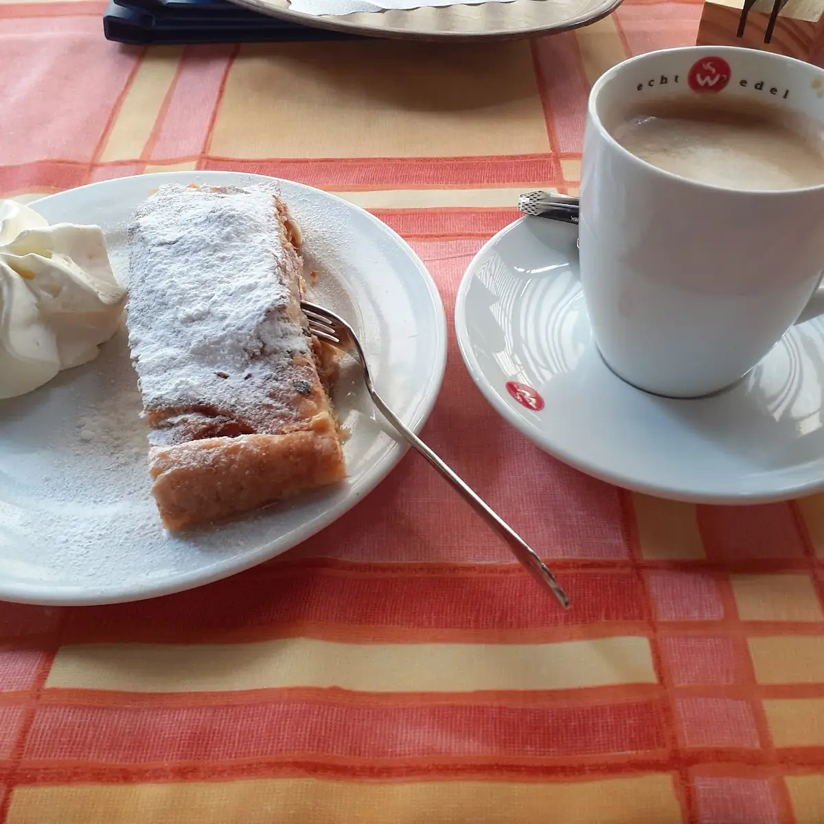 Topfenstrudel Mit Einem Verlängerten