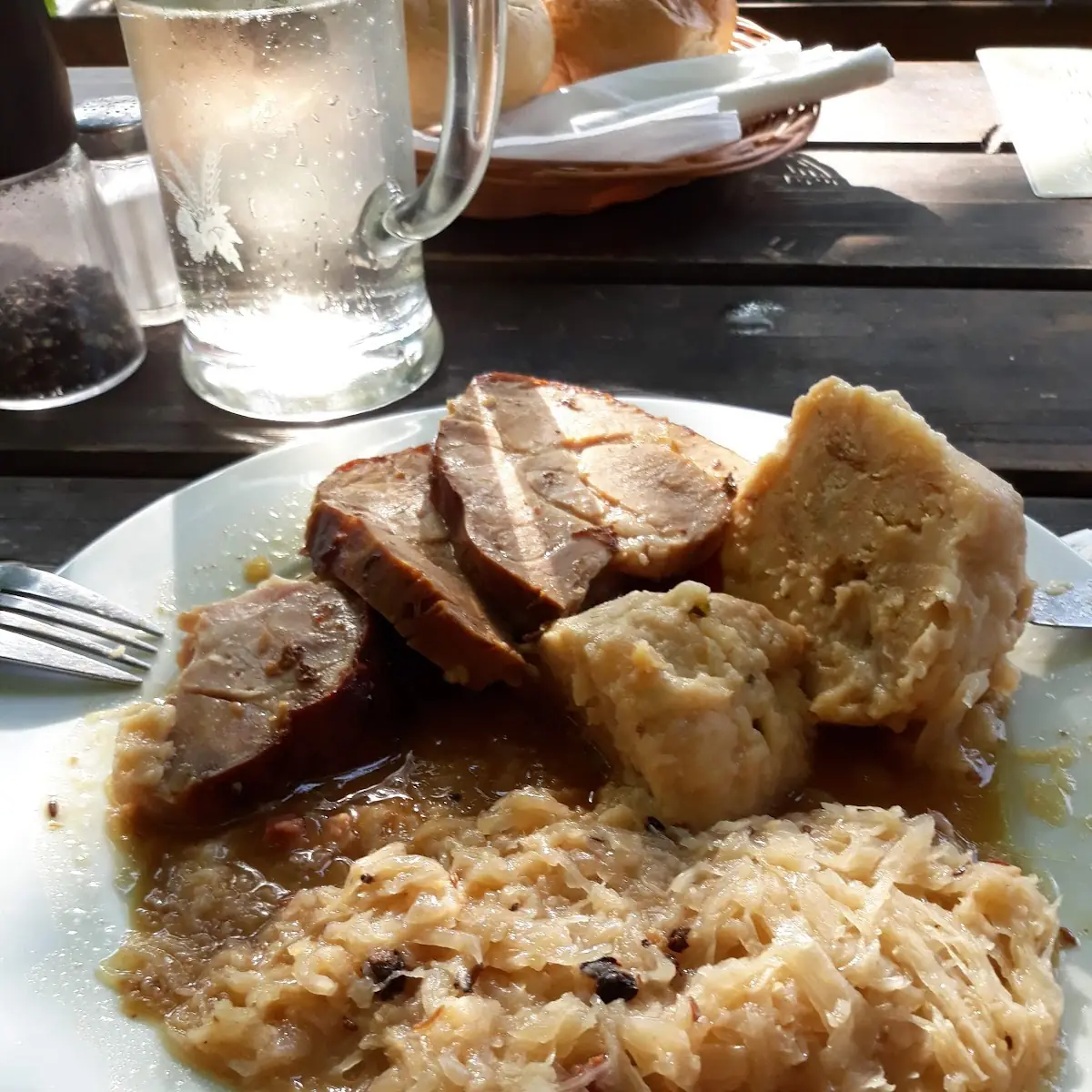 Schweinsbraten Kraut U Knödel
