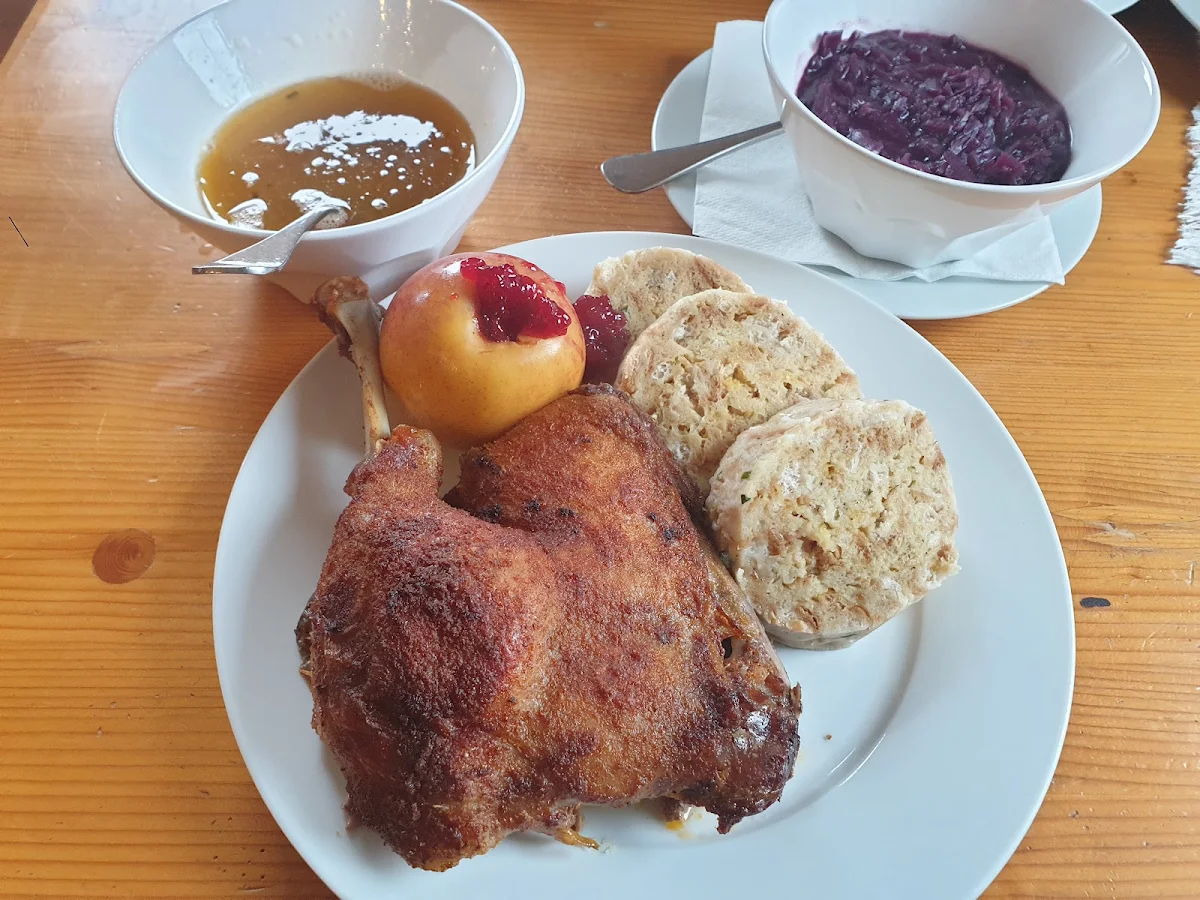 Gans Mit Rotkraut Und Serviettenknödel
