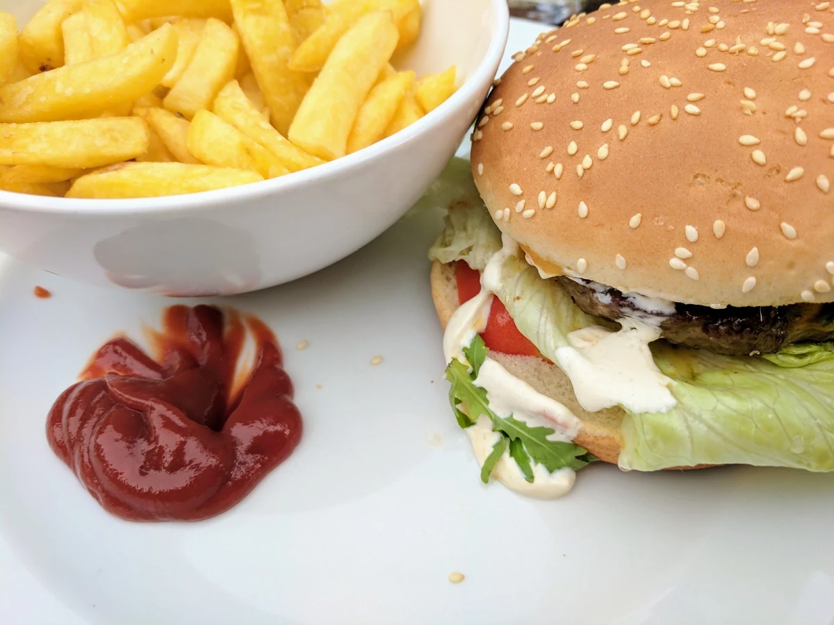 Cheeseburger Menü Mit Pommes Frites
