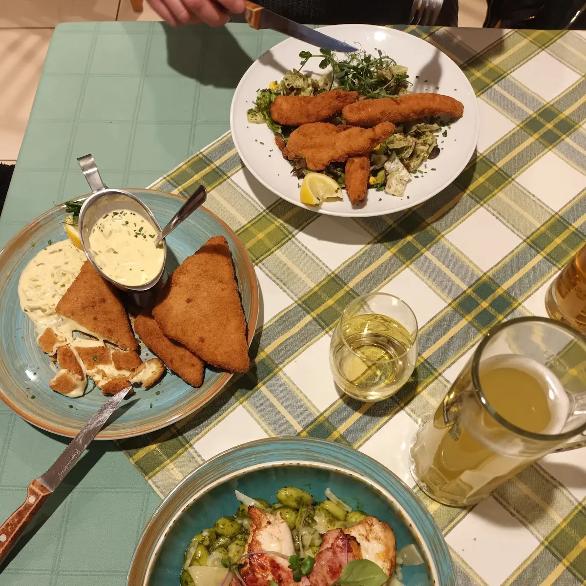 Hühnerbrust Im Speckmantel Gebackener Emmentaler Hühnerschnitzel Auf Blattsalat