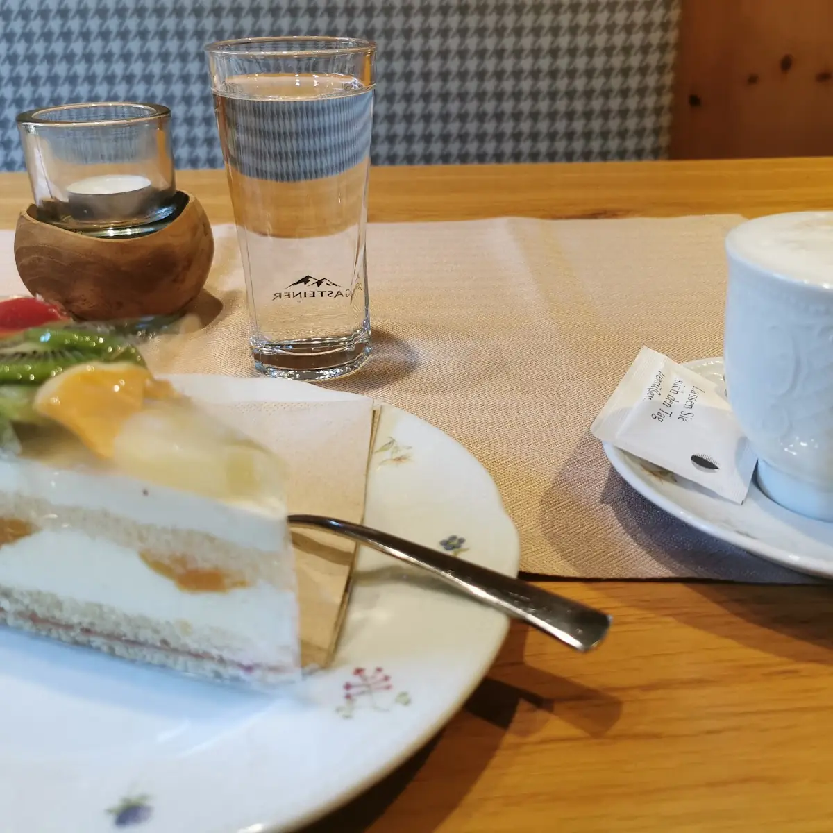 Obsttorte Mit Cappuccino