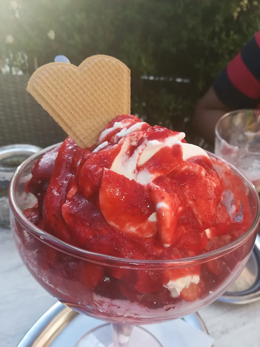 Erdbeerbecher Mit Weißem Schokoladeeis