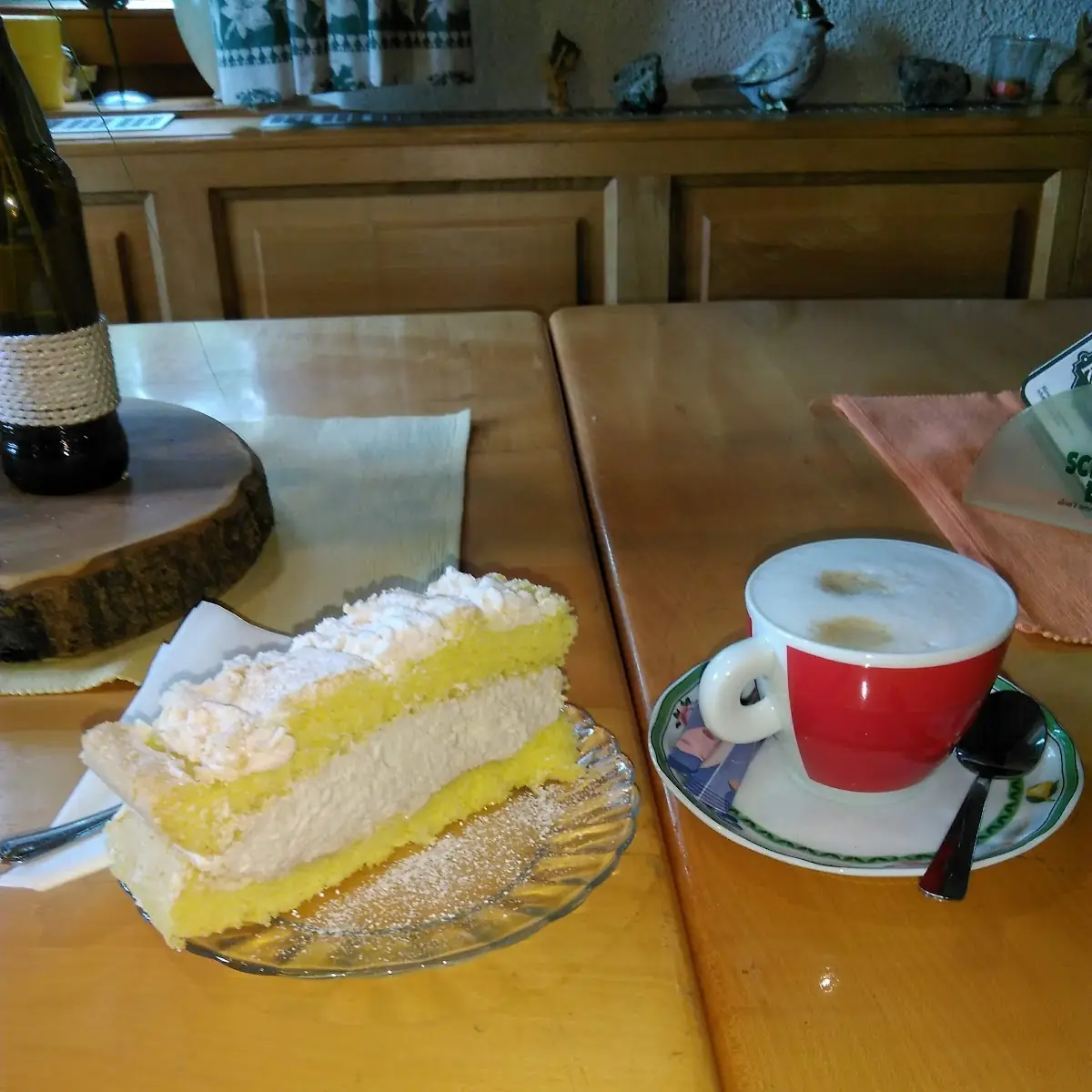 Eine Kartinalschnitte Und Ein Cappuccino