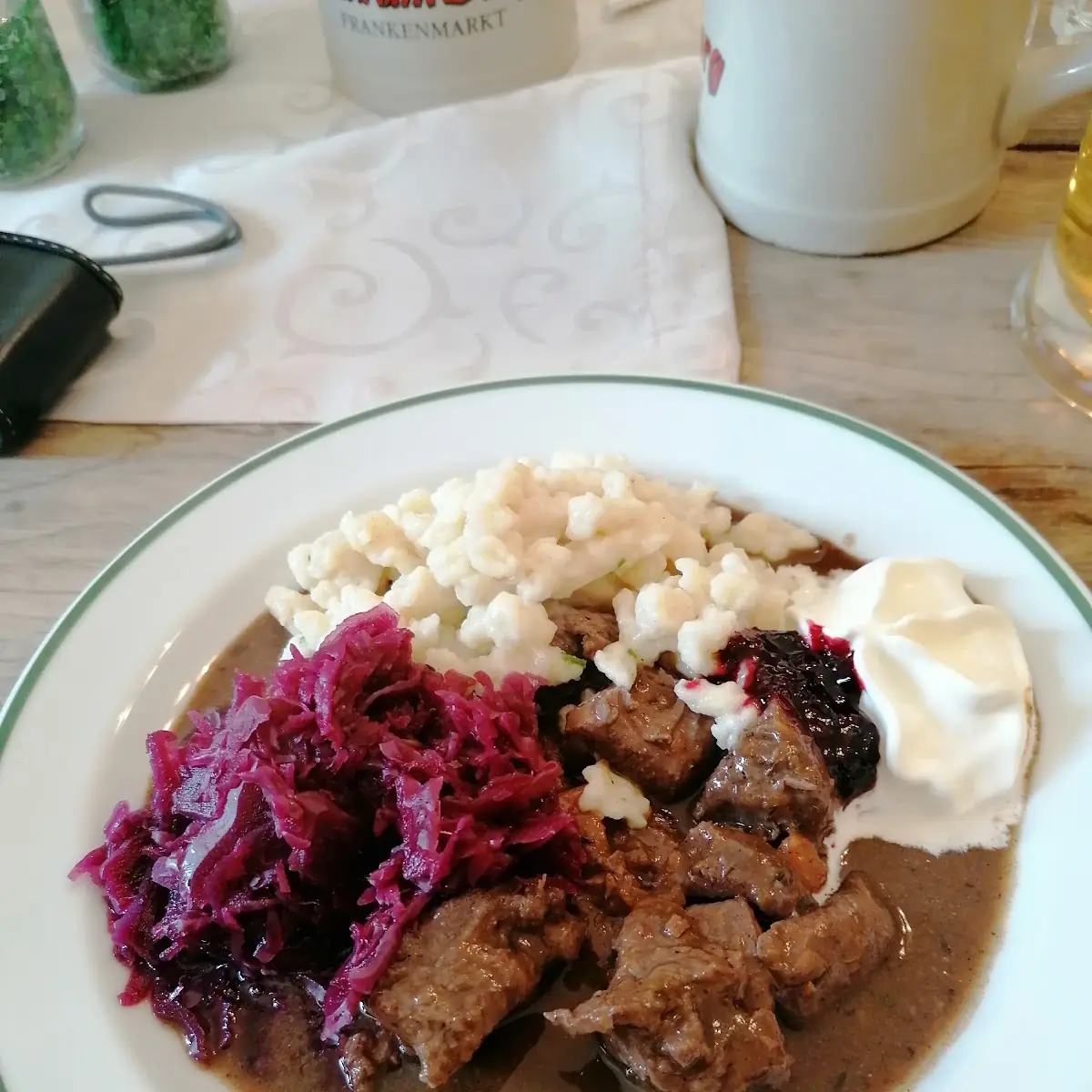 Rehragou Mit Spätzle Und Rotkraut